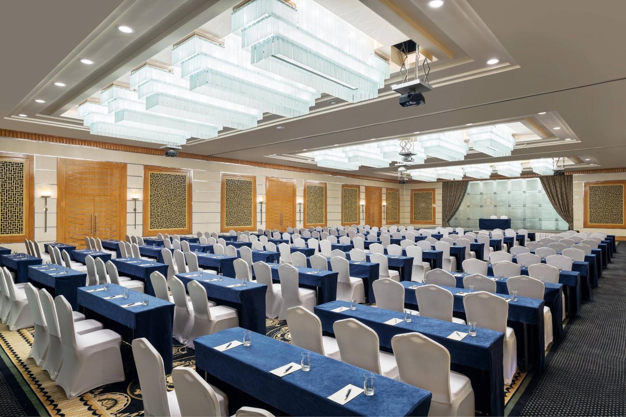 होटल Sheraton & Convention Centre 5*