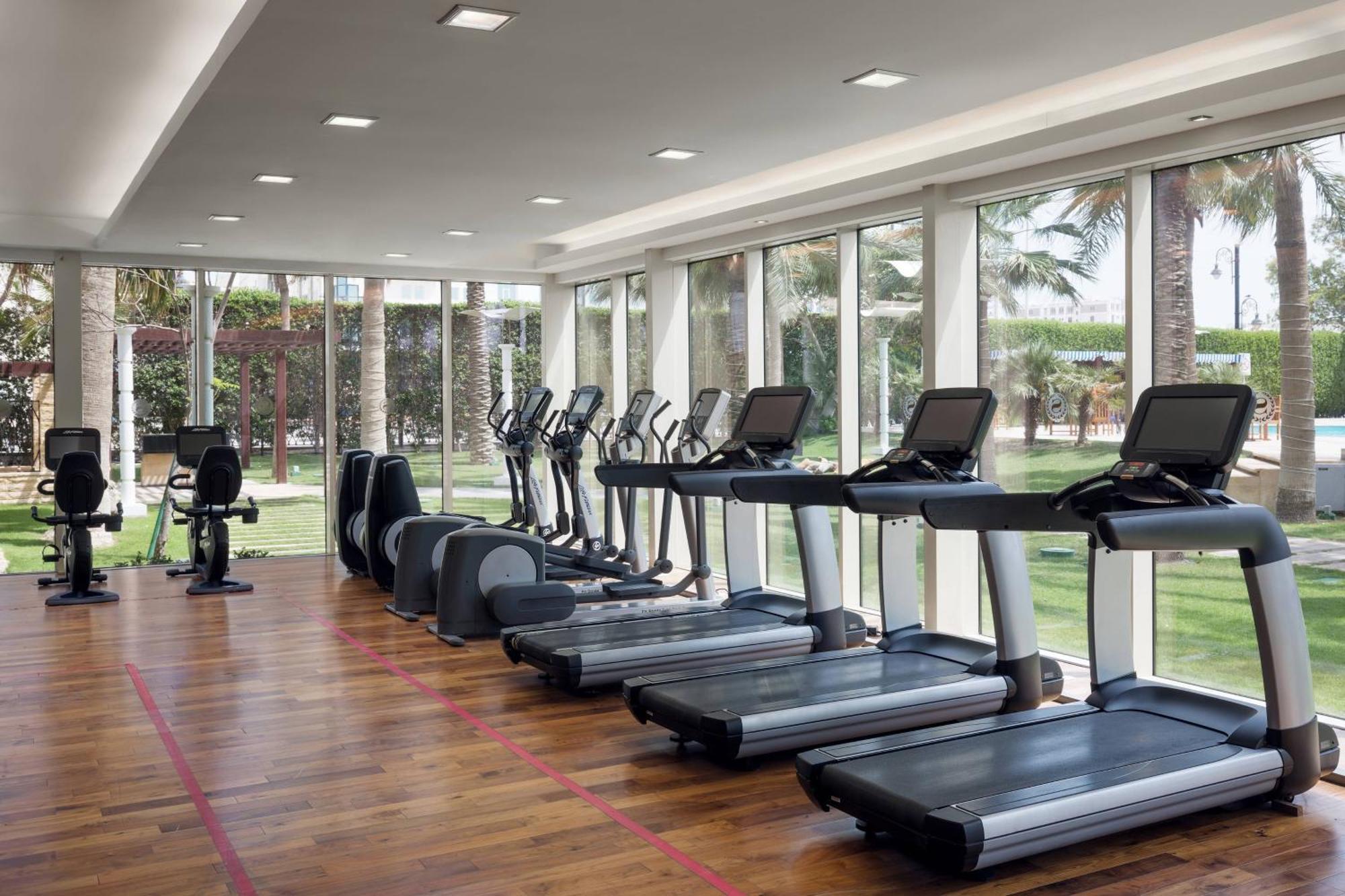 Sheraton & Convention Centre होटल