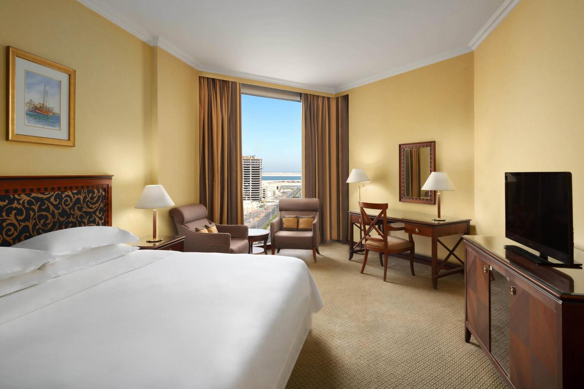 Sheraton & Convention Centre 5*