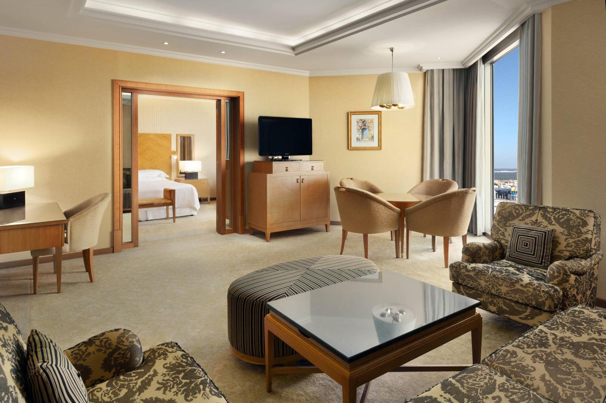 Sheraton & Convention Centre होटल