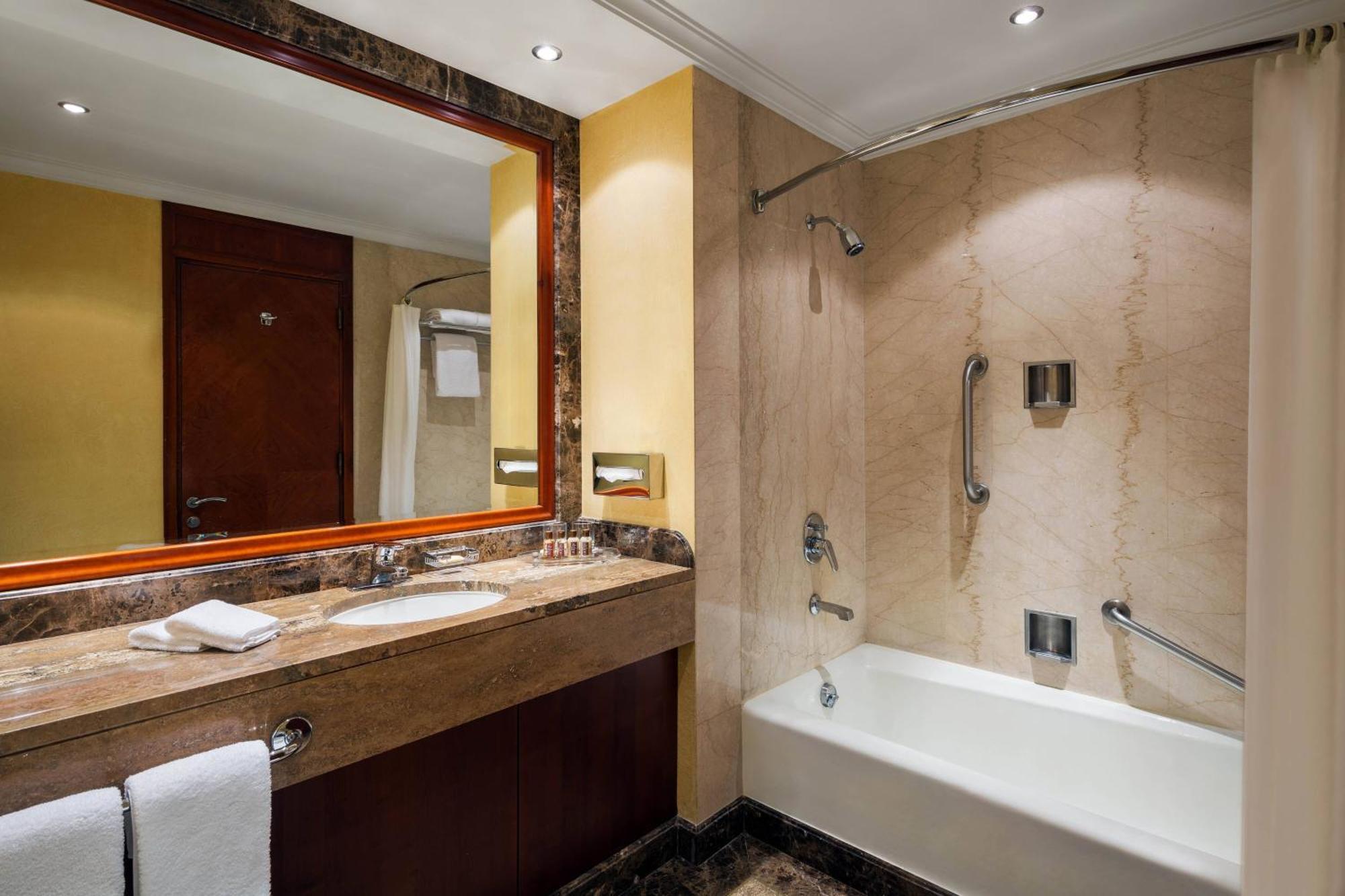 Hotel Sheraton & Convention Centre 5*