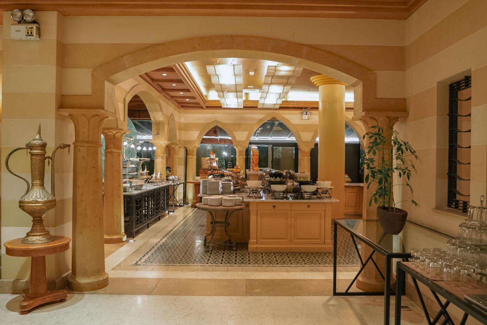 Sheraton & Convention Centre होटल 5*
