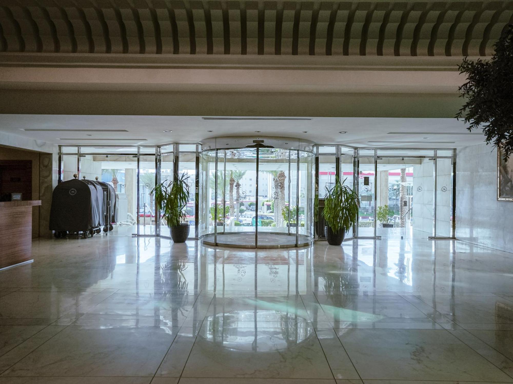 Sheraton & Convention Centre होटल