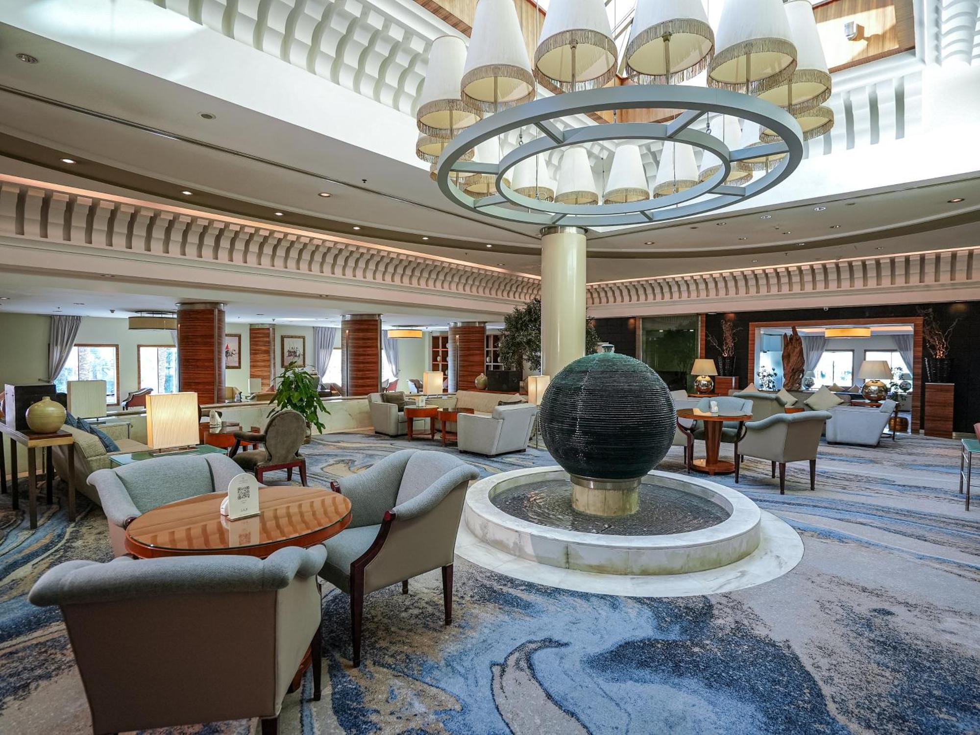 Sheraton & Convention Centre होटल